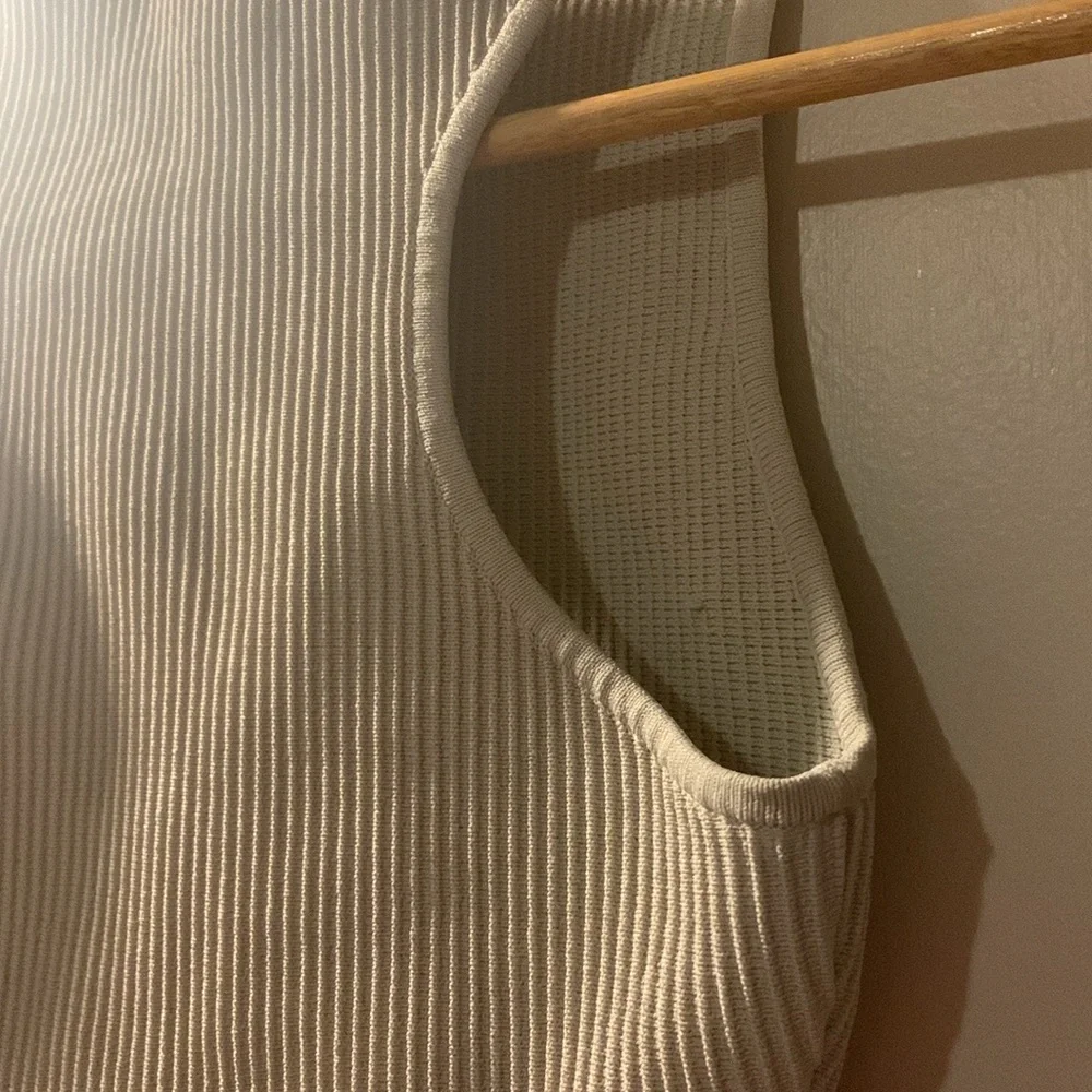 Aritzia Babaton TNA XS and XXS outfit - neutral bone white crop top and sweats - Picture 10 of 10
